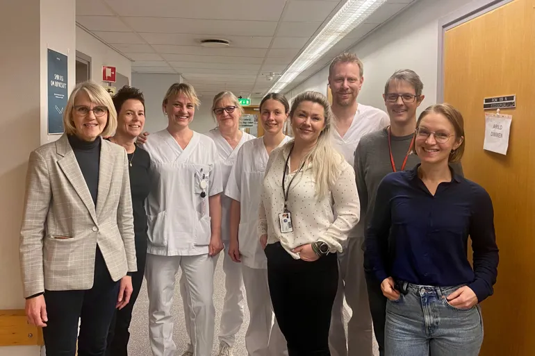 En gruppe mennesker som poserer for et bilde