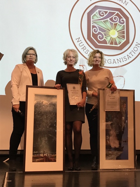 En gruppe kvinner med sertifikater