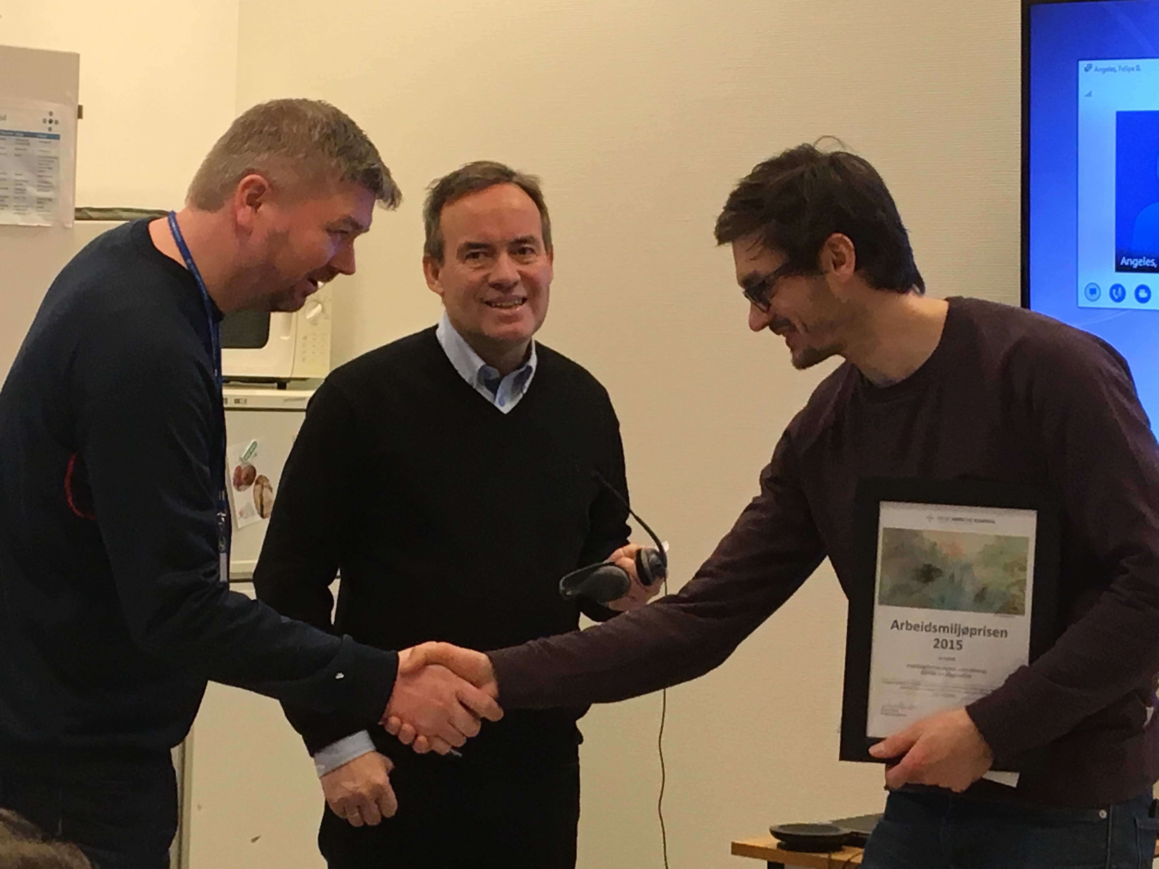 Noen få menn håndhilser