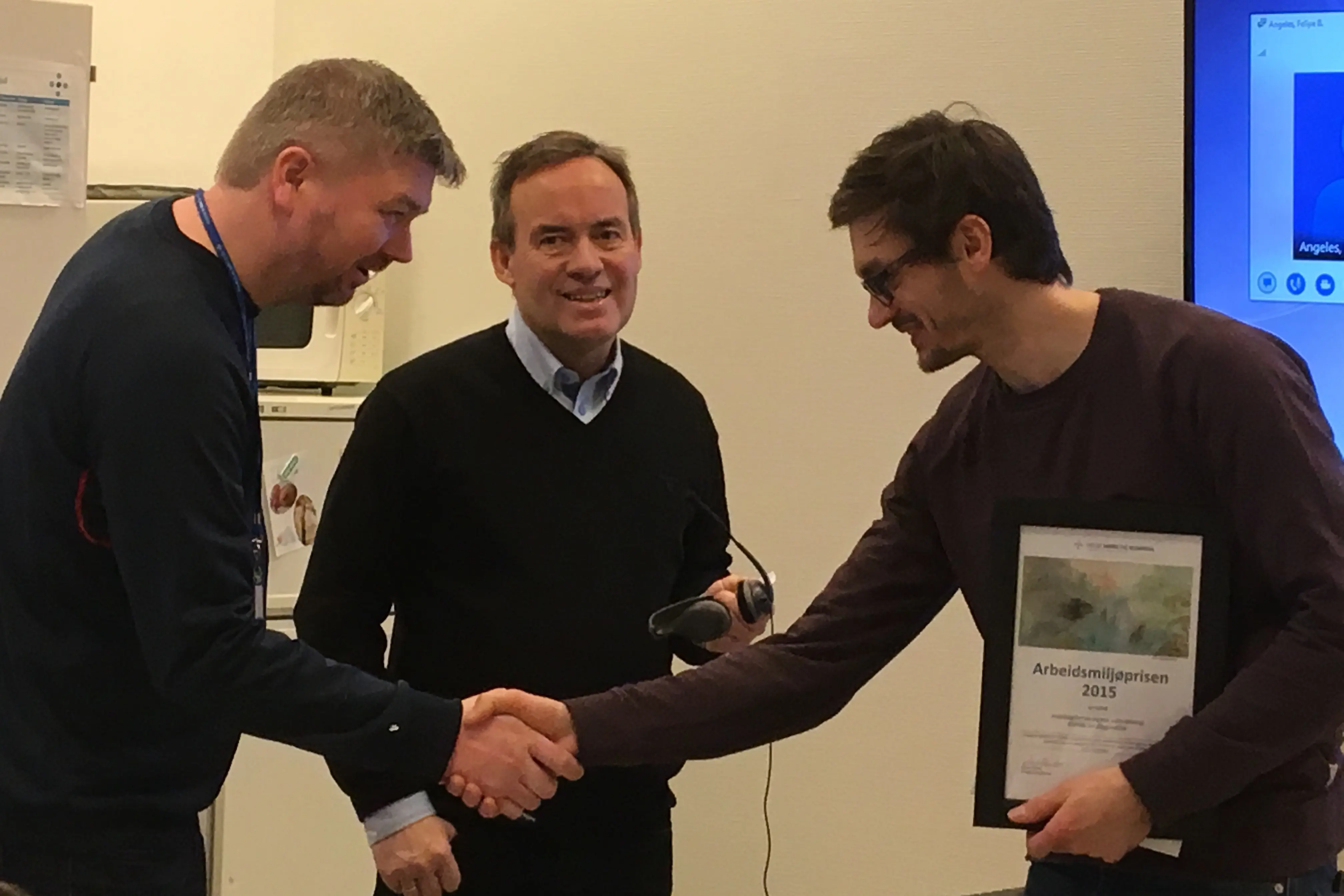 Noen få menn håndhilser