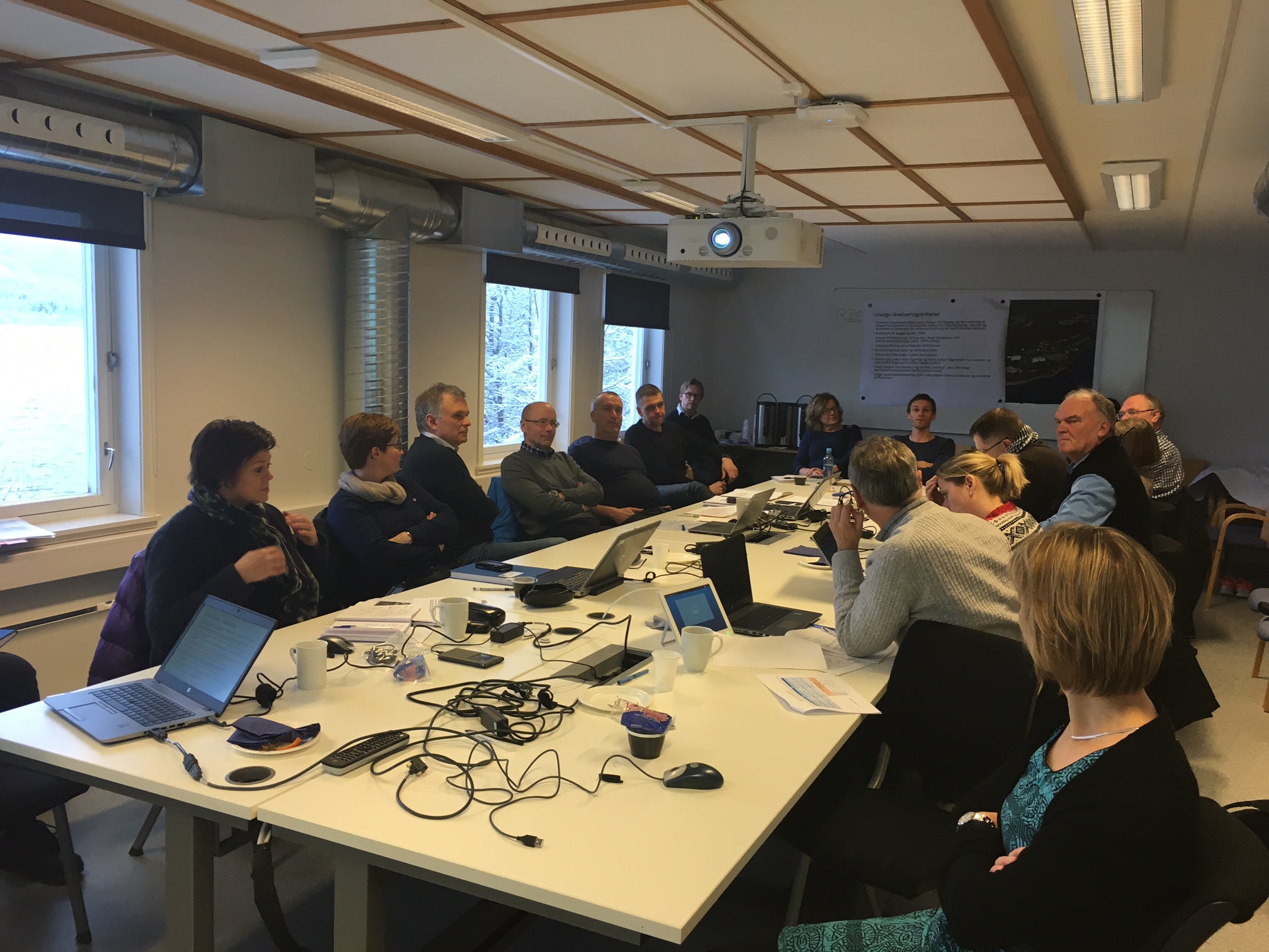 Hovudgruppa i god diskusjon i møtet i går på Hjelset.
