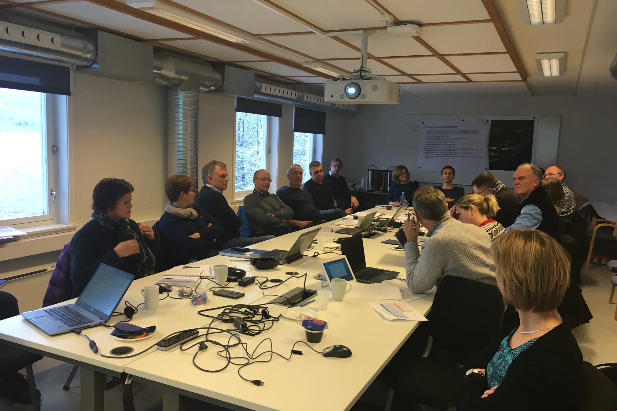 Hovudgruppa i god diskusjon i møtet i går på Hjelset.