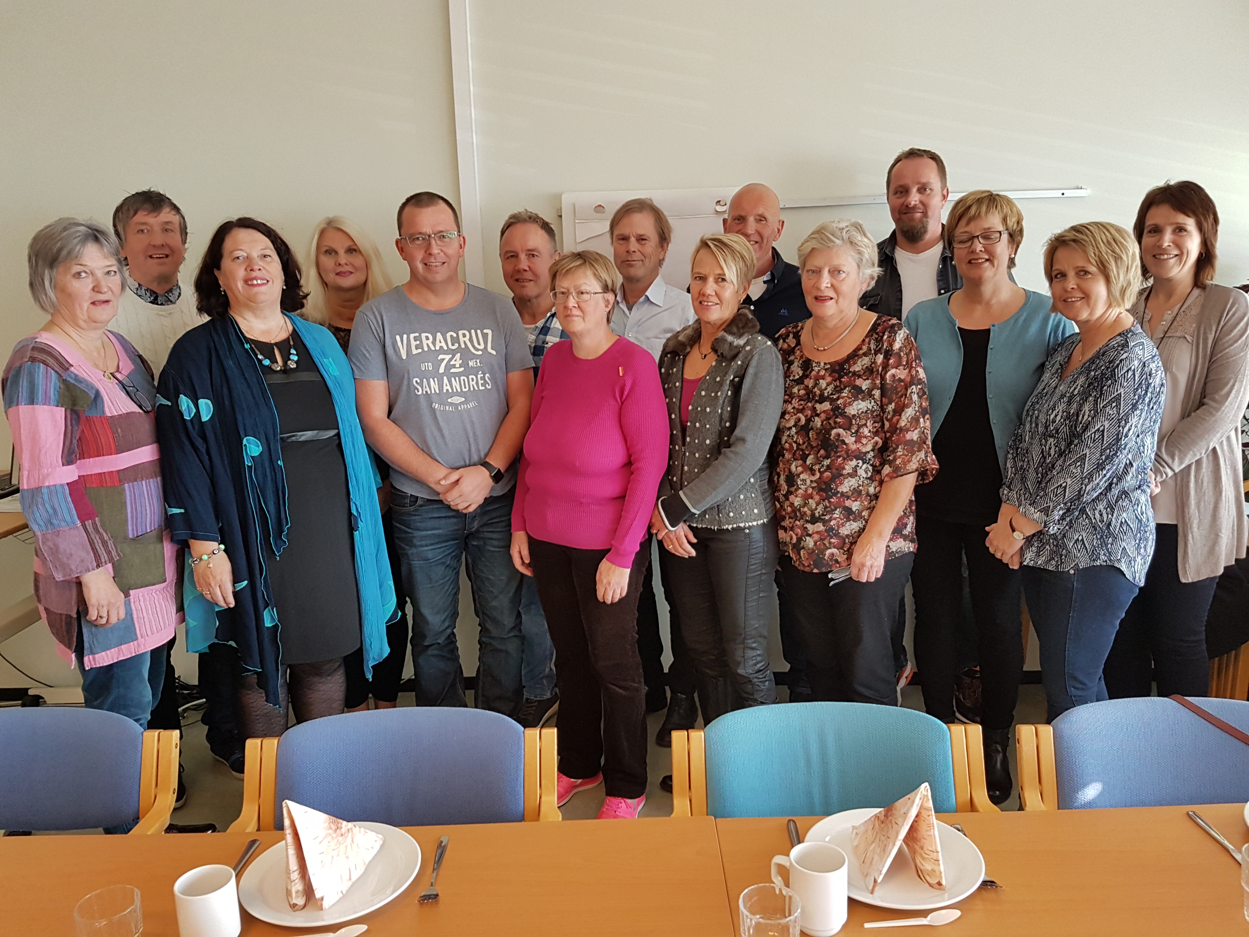 En gruppe mennesker som poserer for et bilde