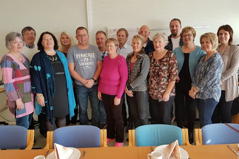 En gruppe mennesker som poserer for et bilde