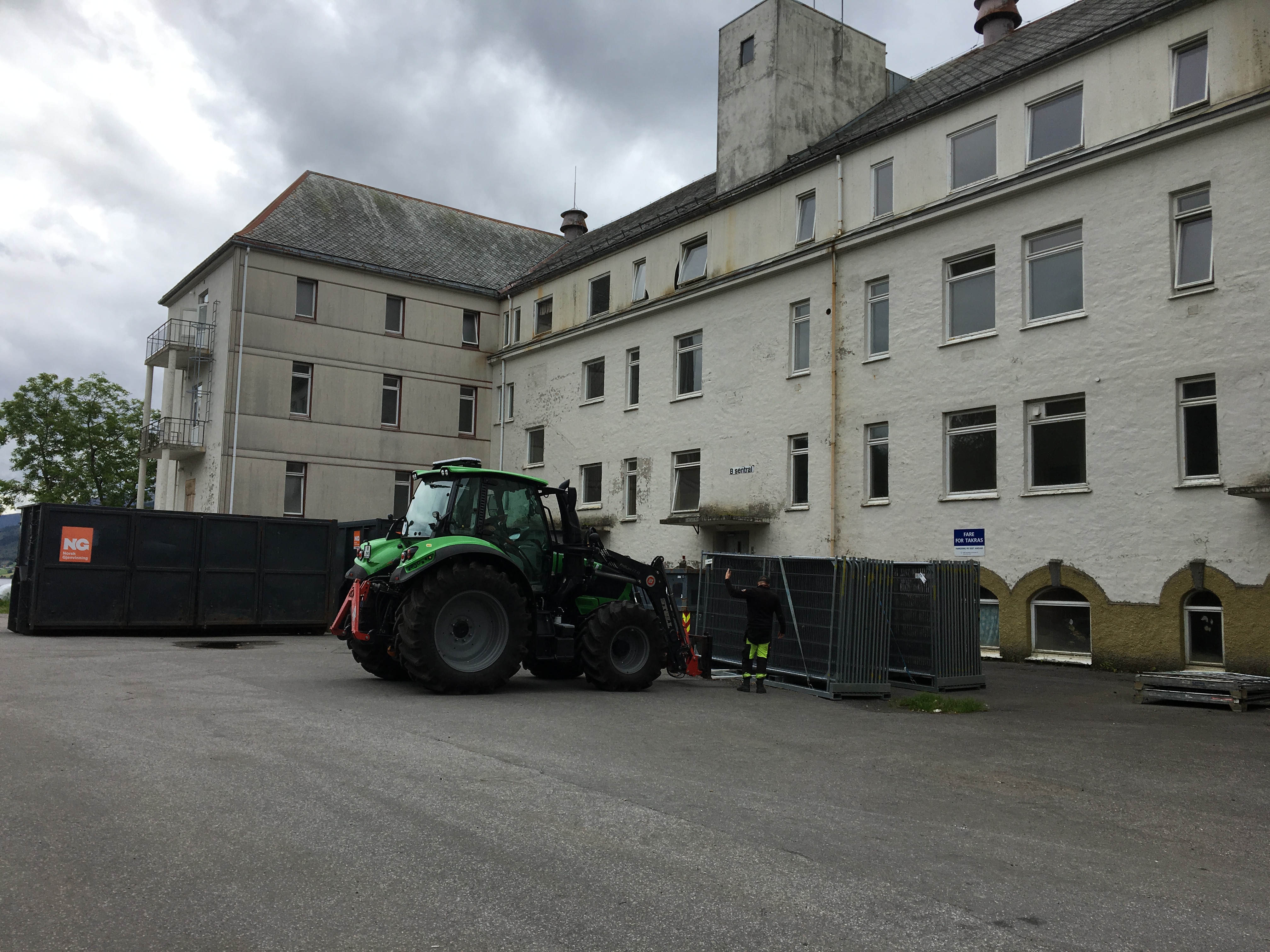 Et militært kjøretøy parkert foran en bygning