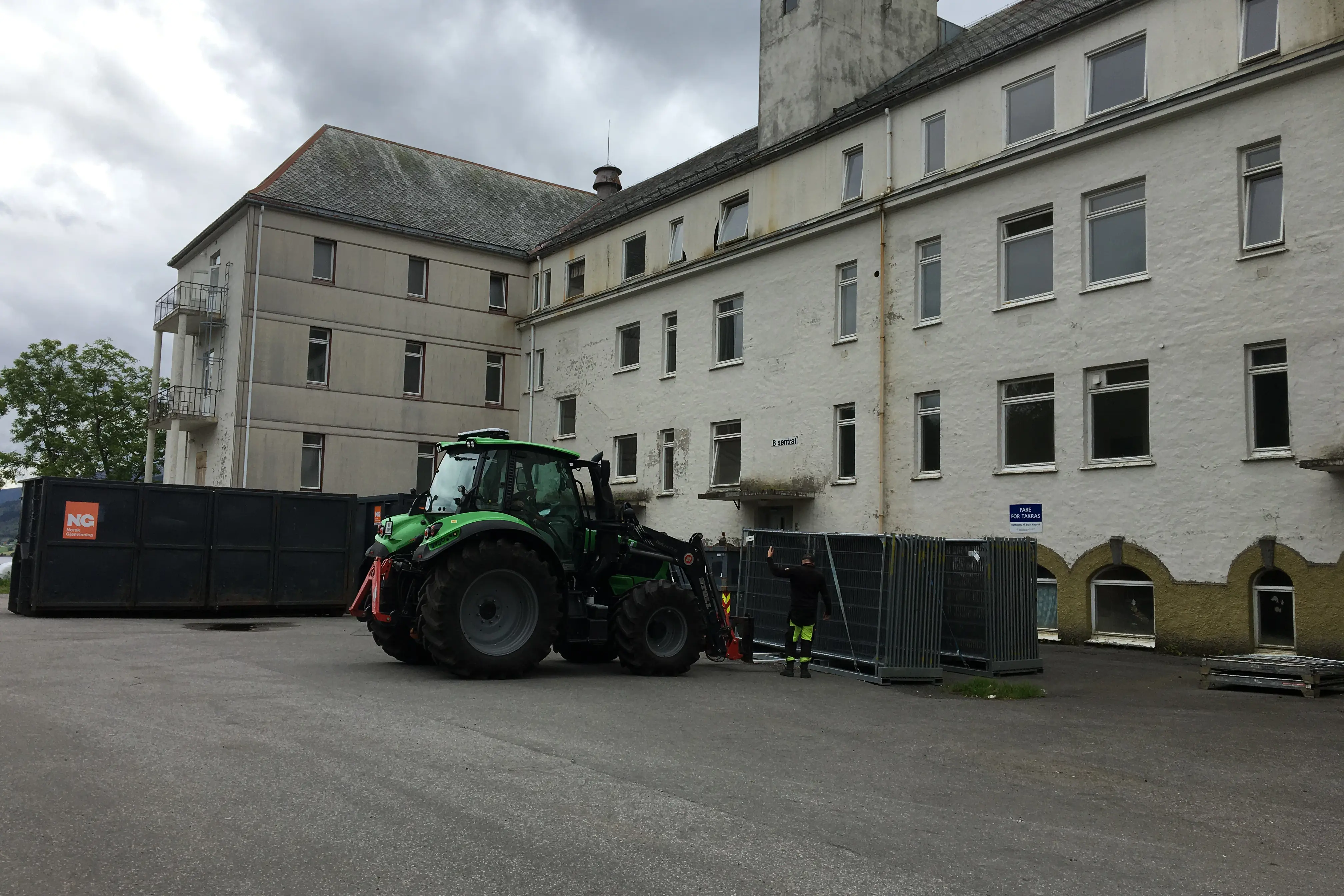 Et militært kjøretøy parkert foran en bygning