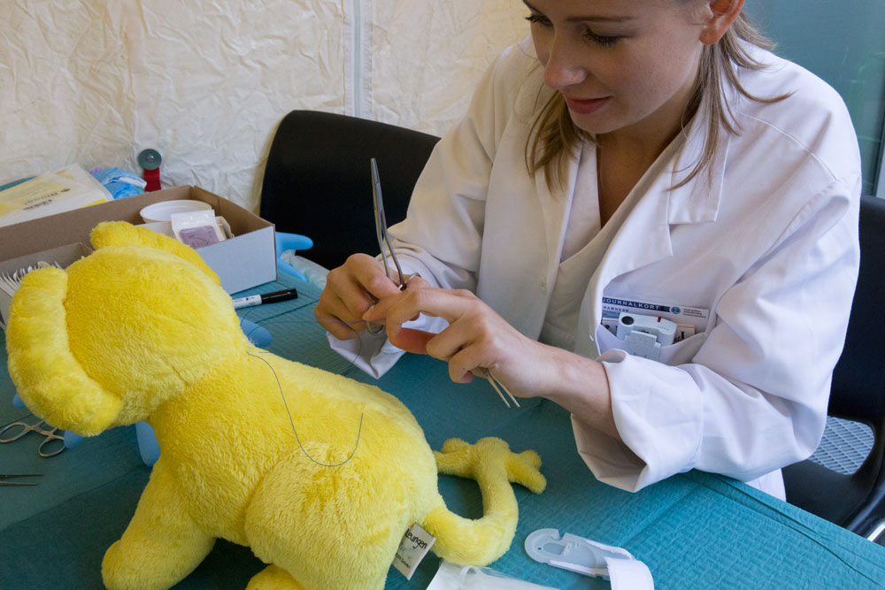 En kvinne som bruker en telefon