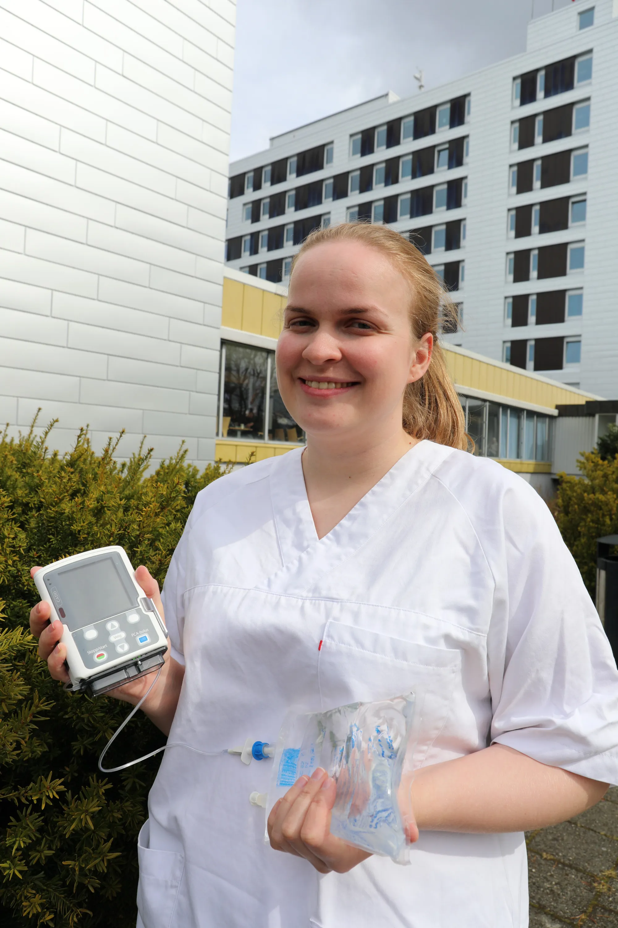 Sjukepleiekoordinator viser fram utstyret for intravens behandling med antibiotika.