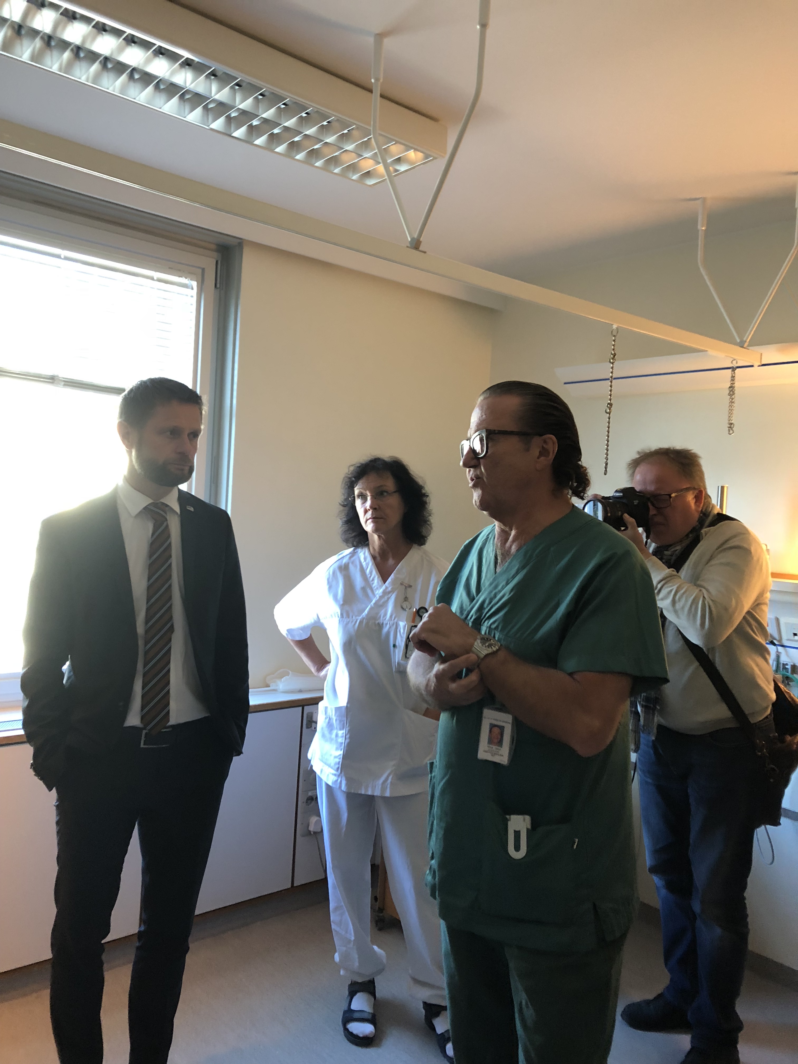 Helseminister Bent Høie fekk høyre kva tankar dei tilsette har rundt den vanskelege, men viktige samtalen med pårørande.