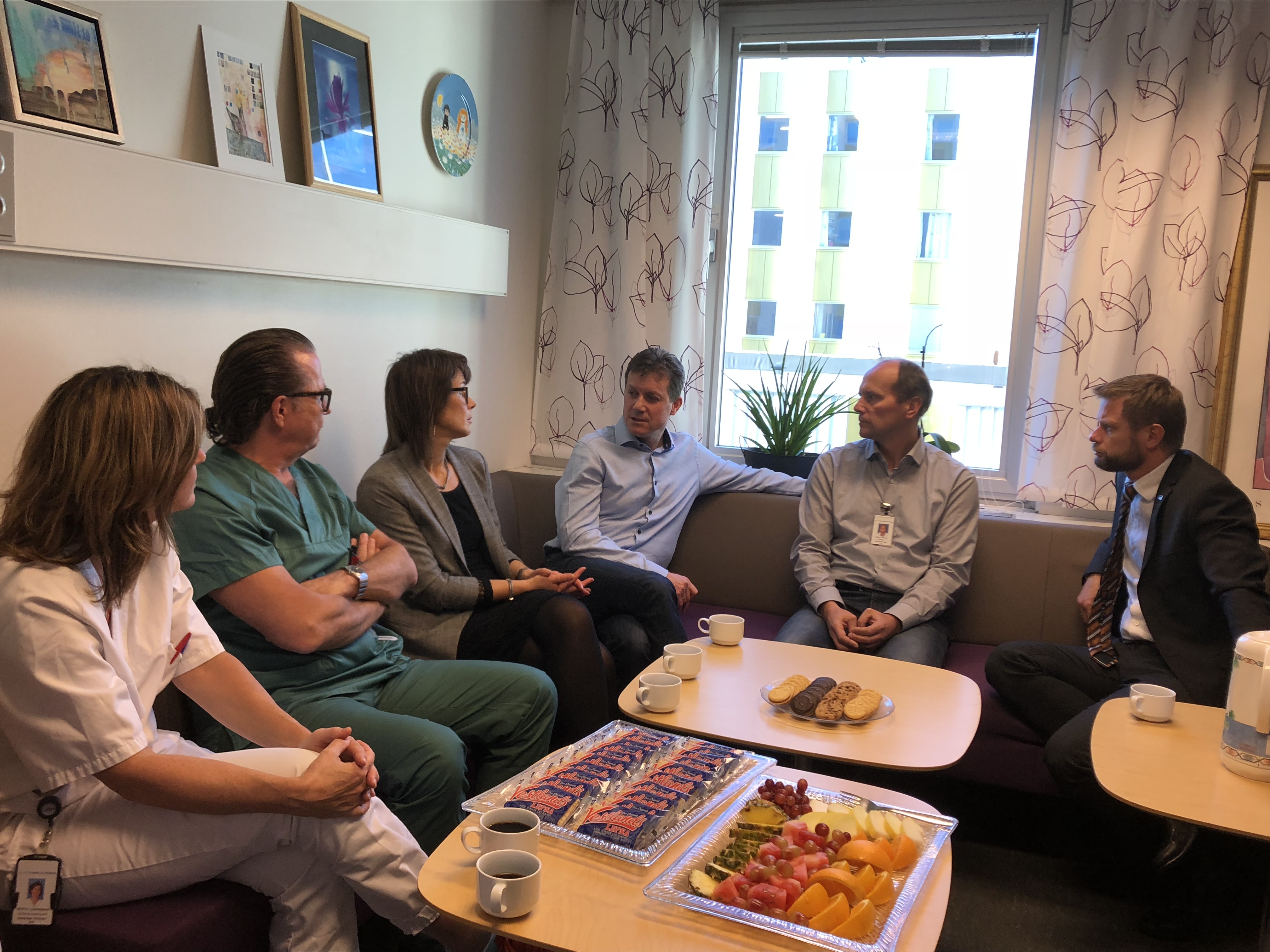 Dei ga eit viktig ja. F.v: Intensivsjukepleiar Merete Gjerdsbakk, anestesilege Terje Takle, Dagunn Aase Grimeland (mor), Ronny G