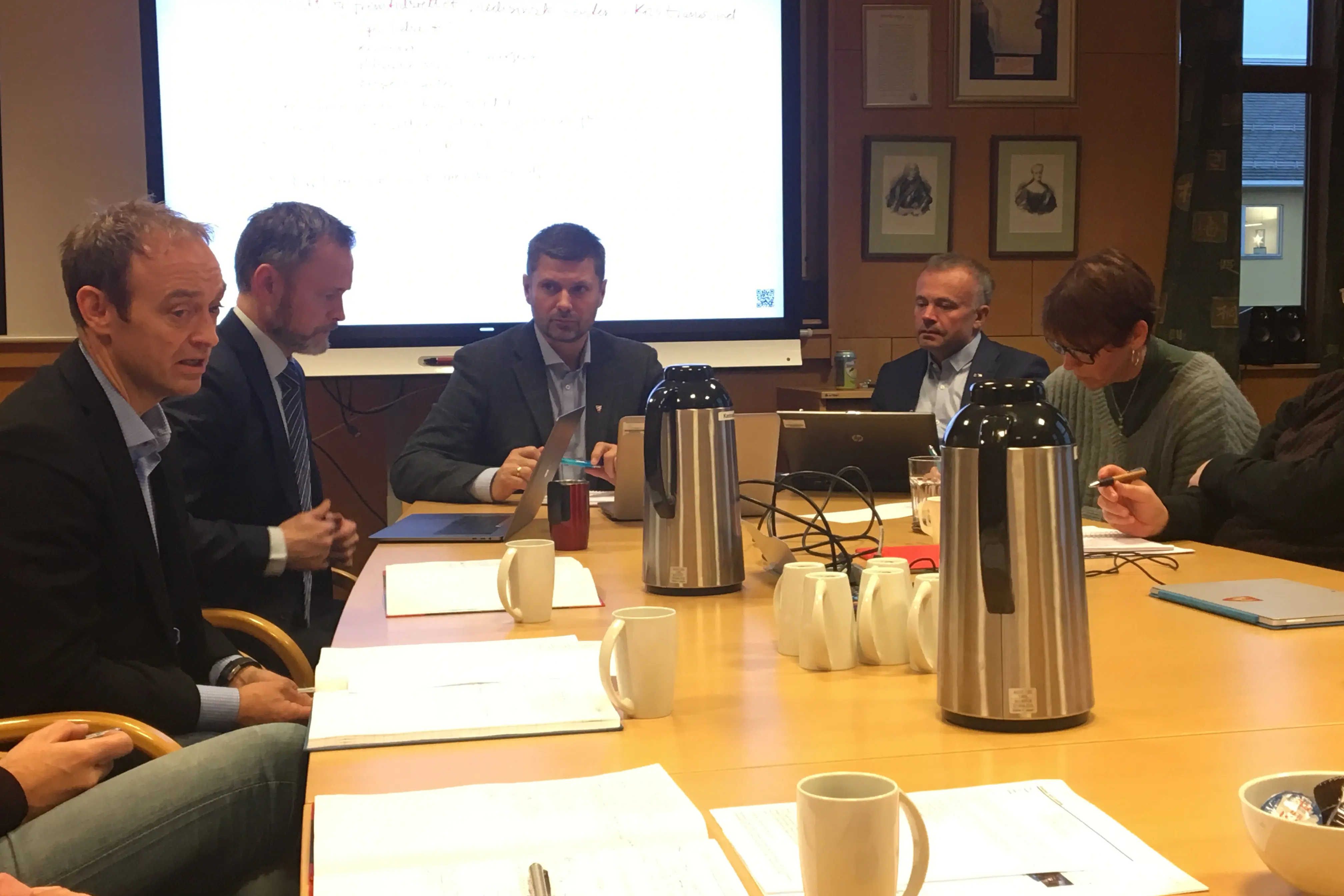 En gruppe menn som sitter ved et bord