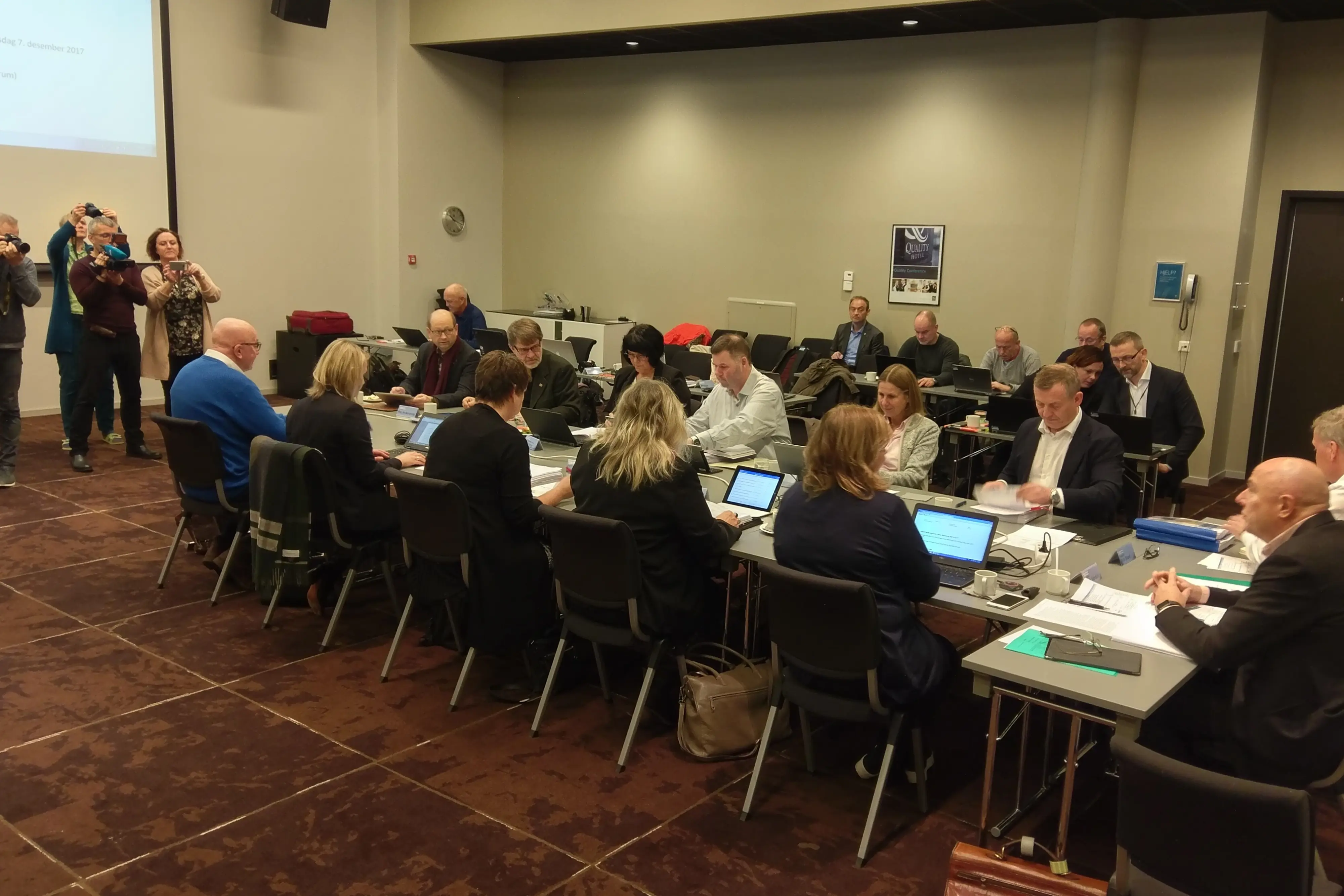 En gruppe personer i et møte