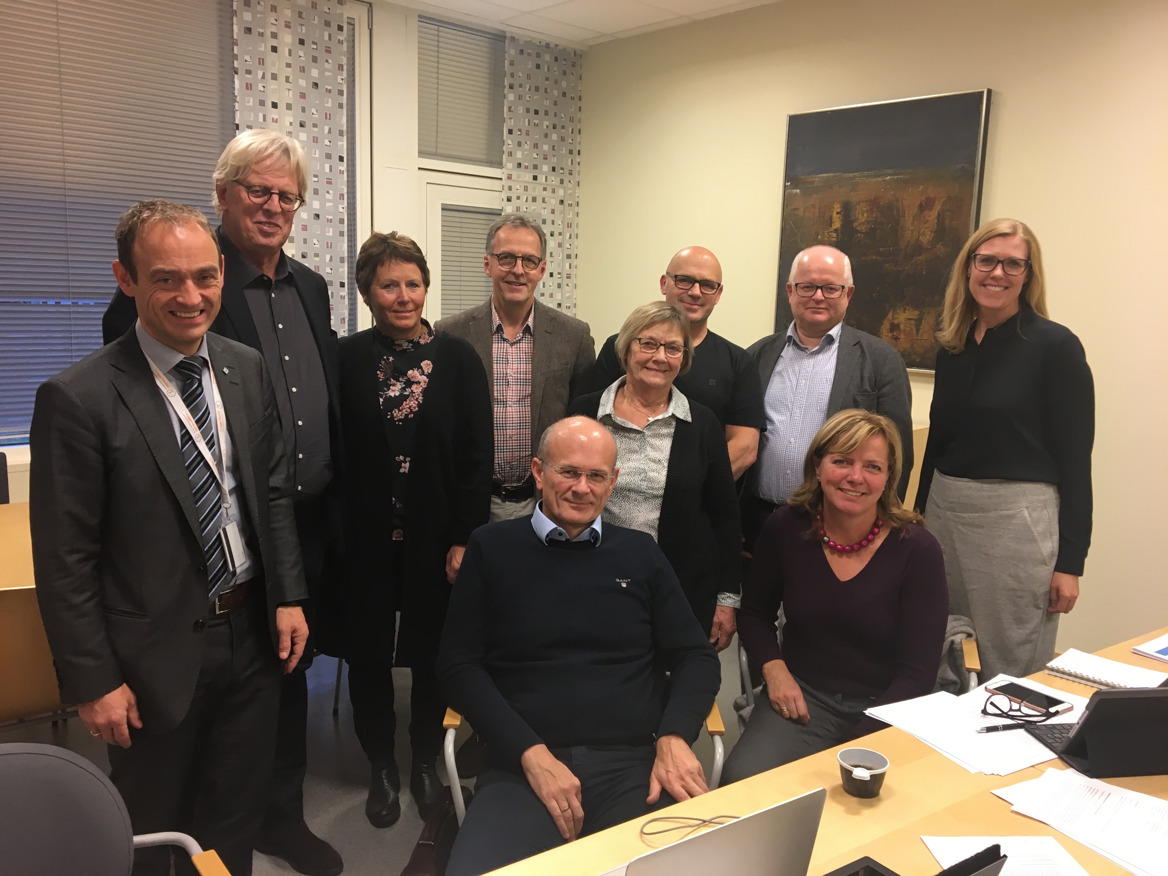 En gruppe mennesker som poserer for et bilde