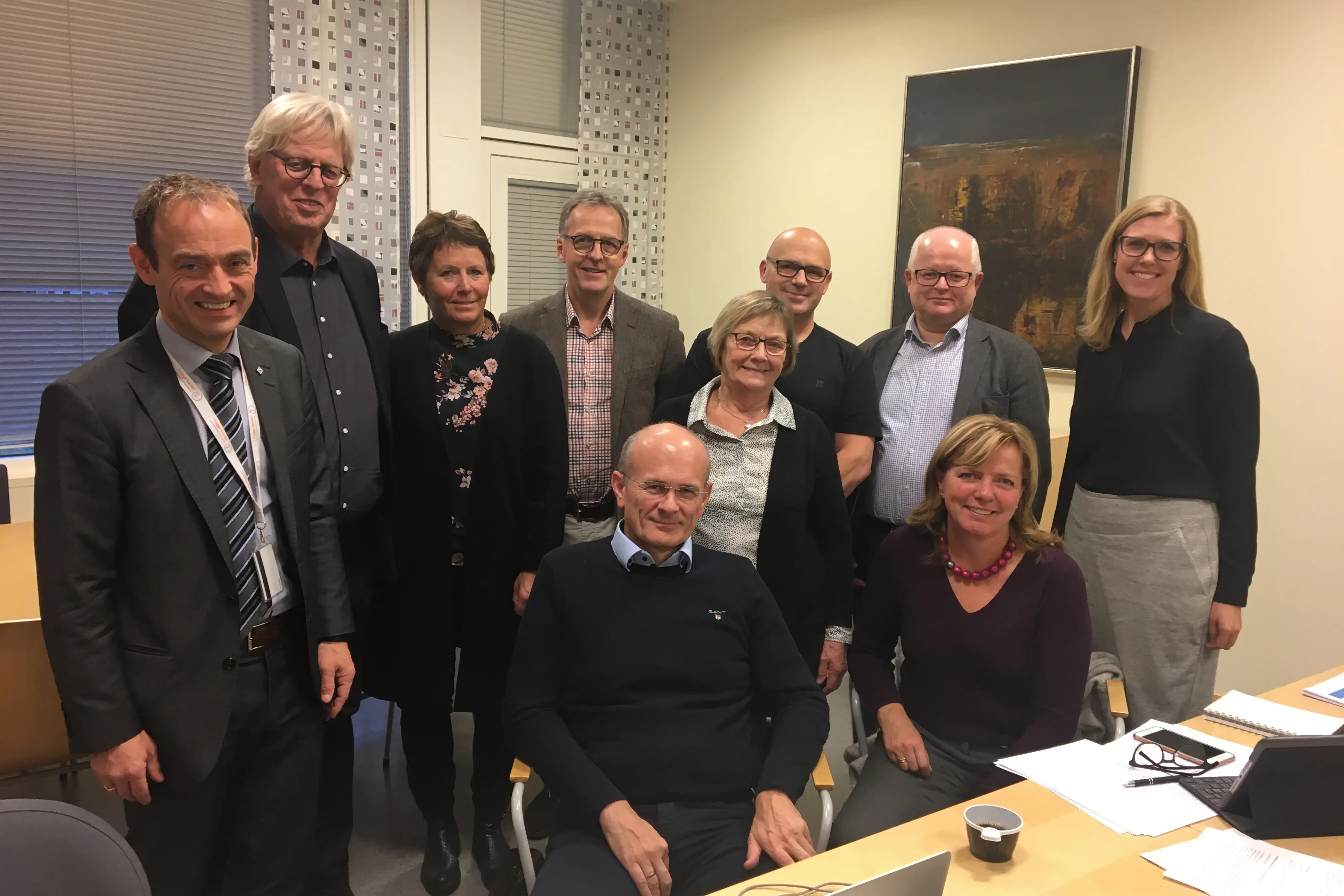 En gruppe mennesker som poserer for et bilde