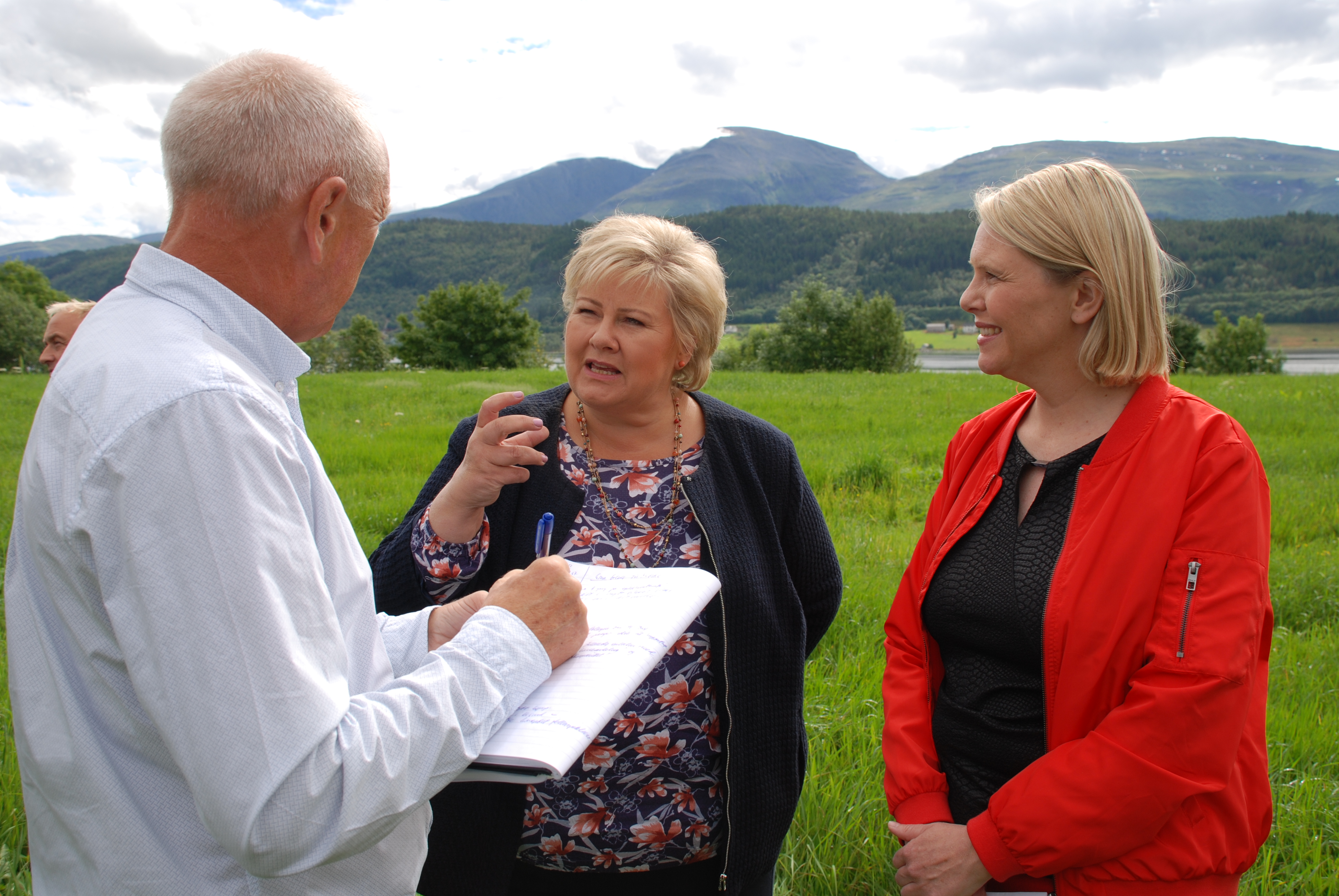 Noen få mennesker snakker utenfor