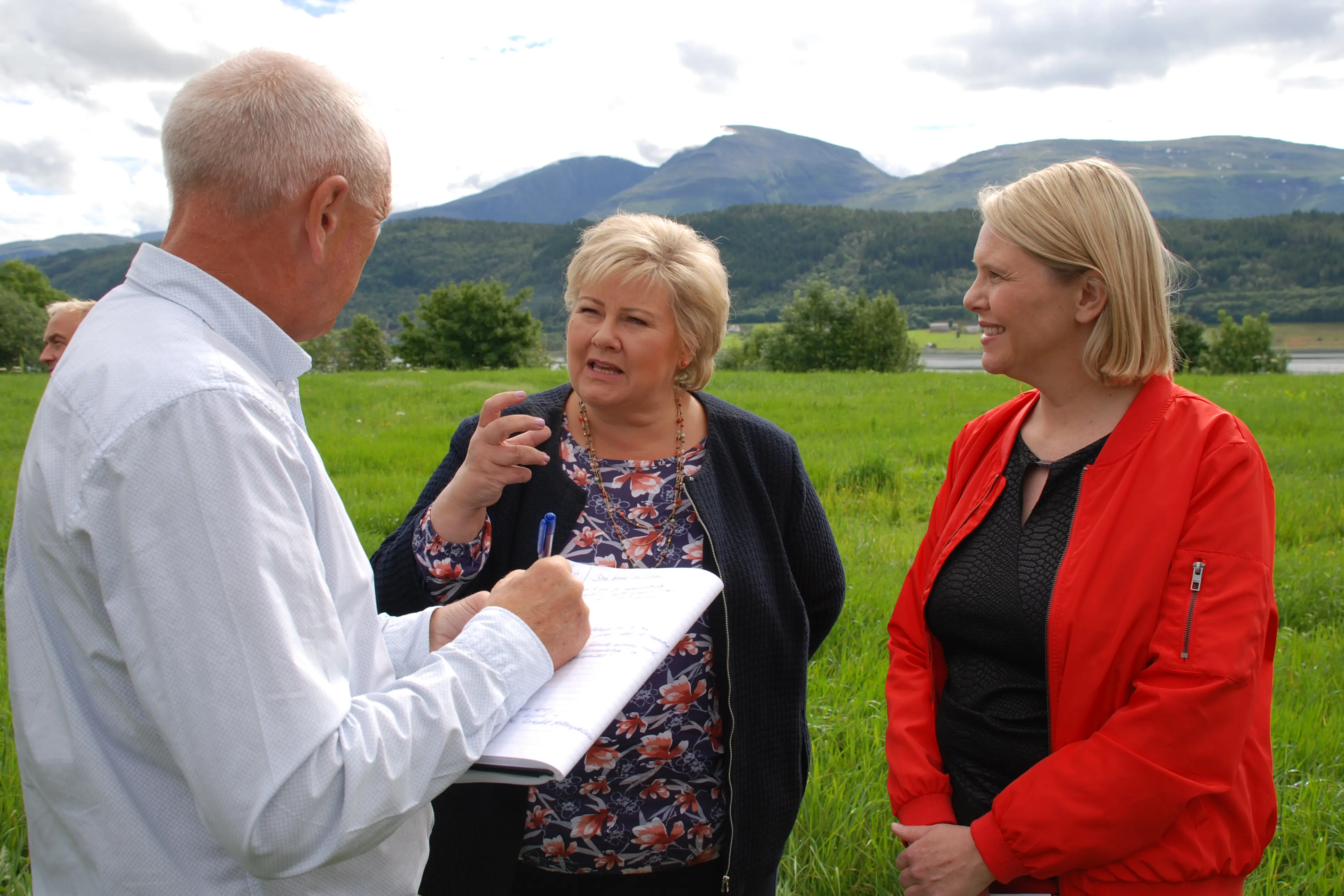 Noen få mennesker snakker utenfor