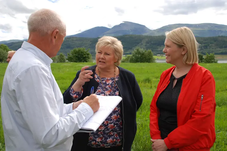 Noen få mennesker snakker utenfor