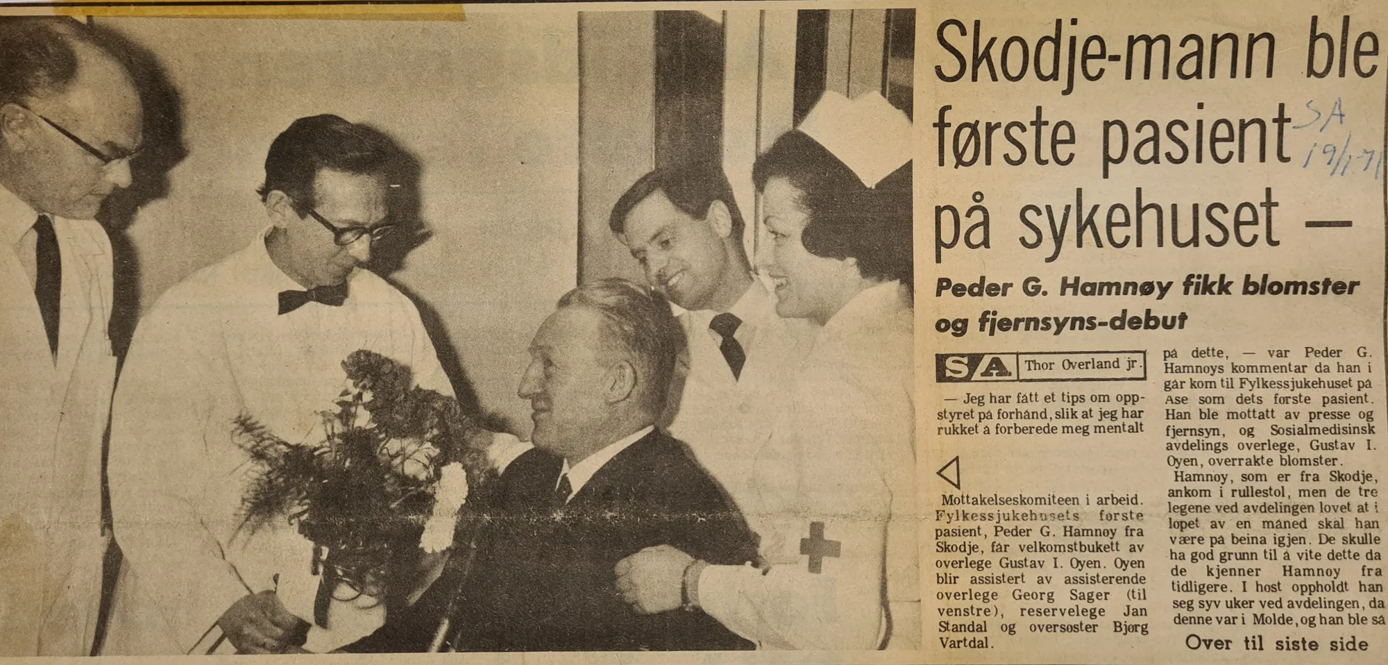 En gruppe mennesker som ser på en person i en kiste