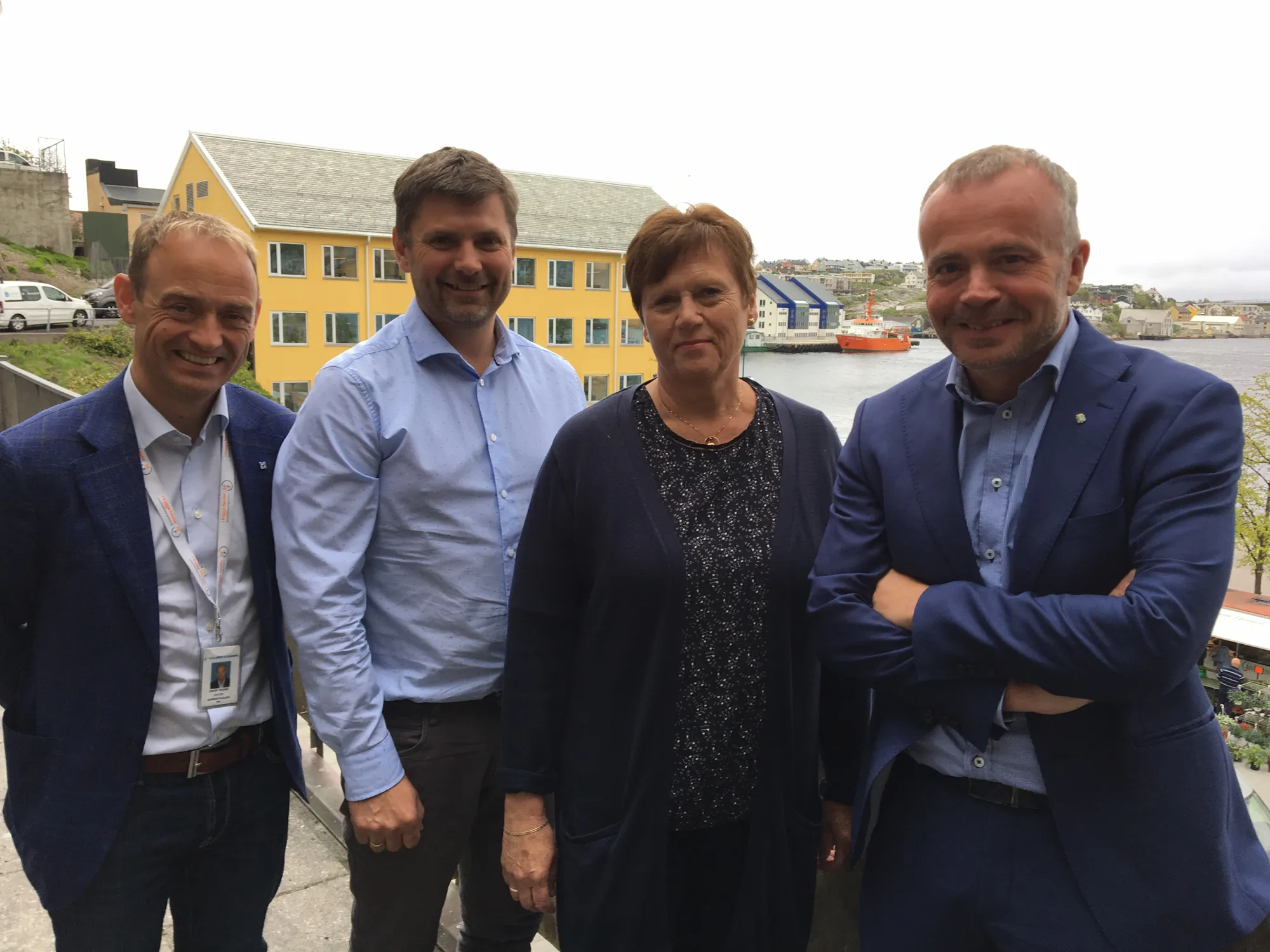 En gruppe mennesker som poserer for et bilde