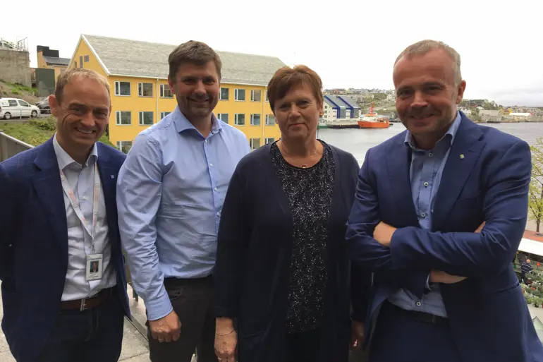 En gruppe mennesker som poserer for et bilde