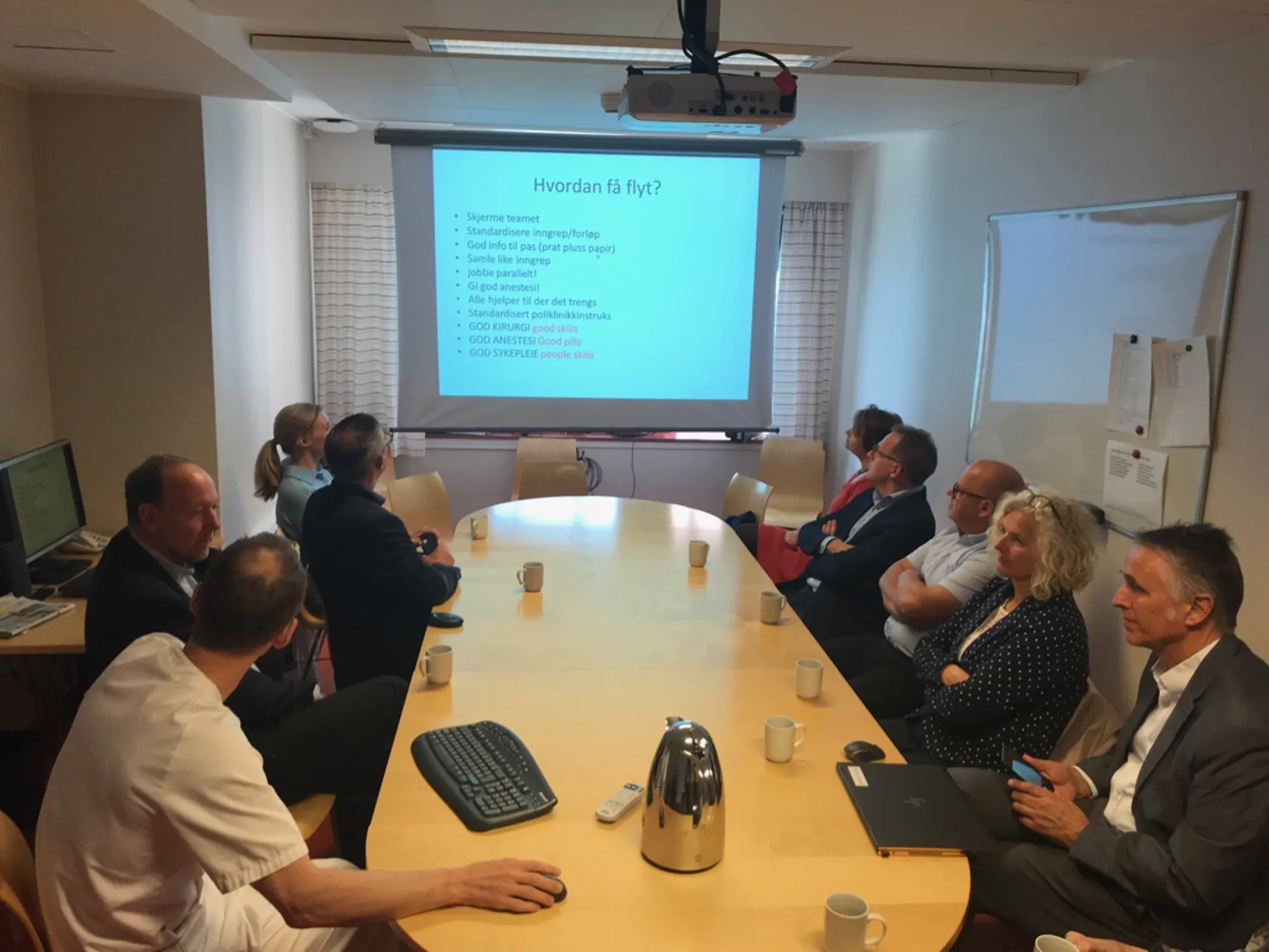 Overlege Jon Hjorthaug fortalde om korleis dei arbeidar med operasjonsflyt i Volda.