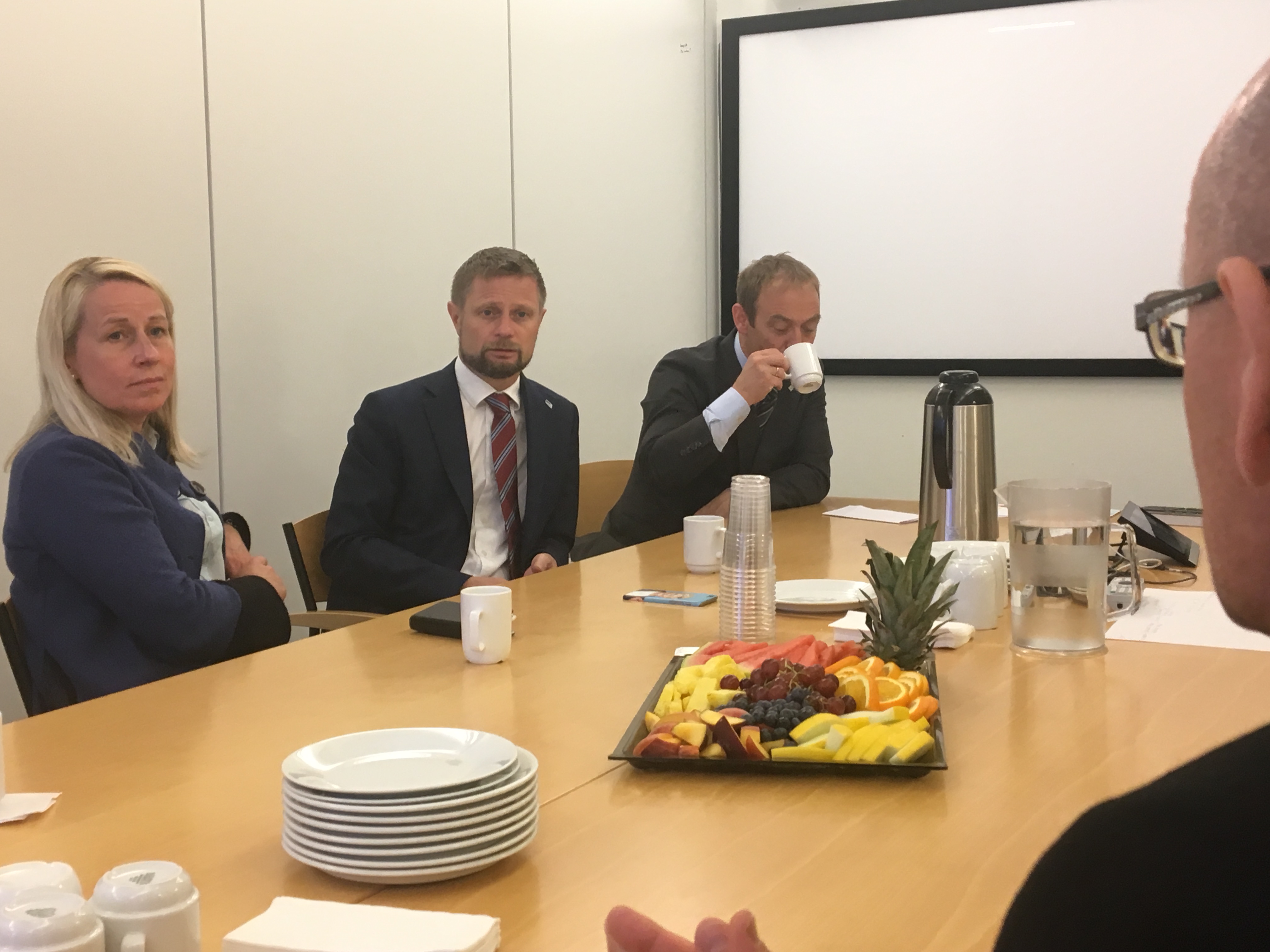 En gruppe mennesker som sitter rundt et bord