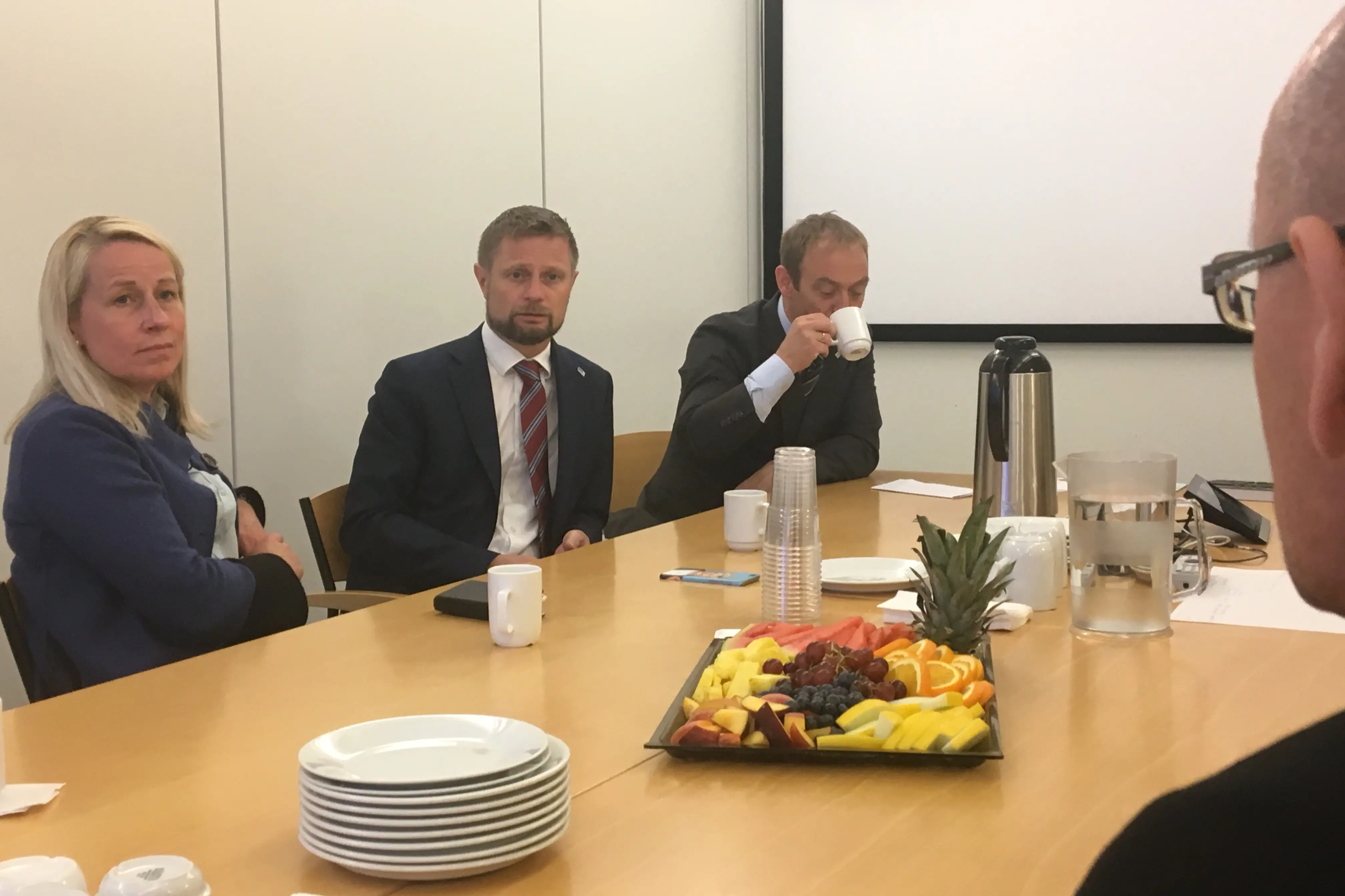 En gruppe mennesker som sitter rundt et bord