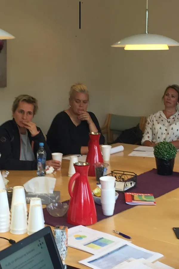 En gruppe mennesker som sitter ved et bord