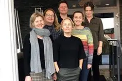 En gruppe mennesker som poserer for et bilde