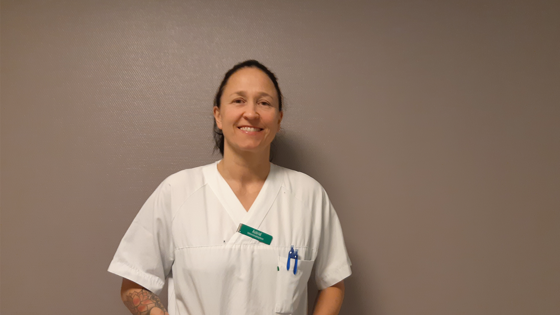 En person i hvit skjorte