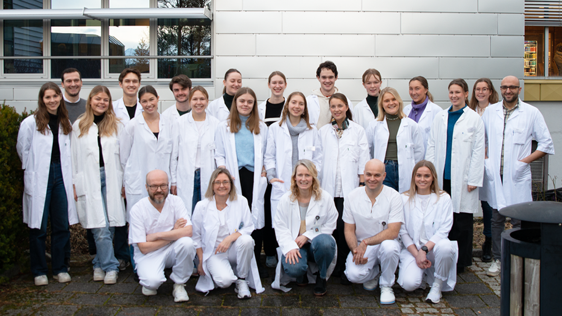 En gruppe mennesker som poserer for et bilde