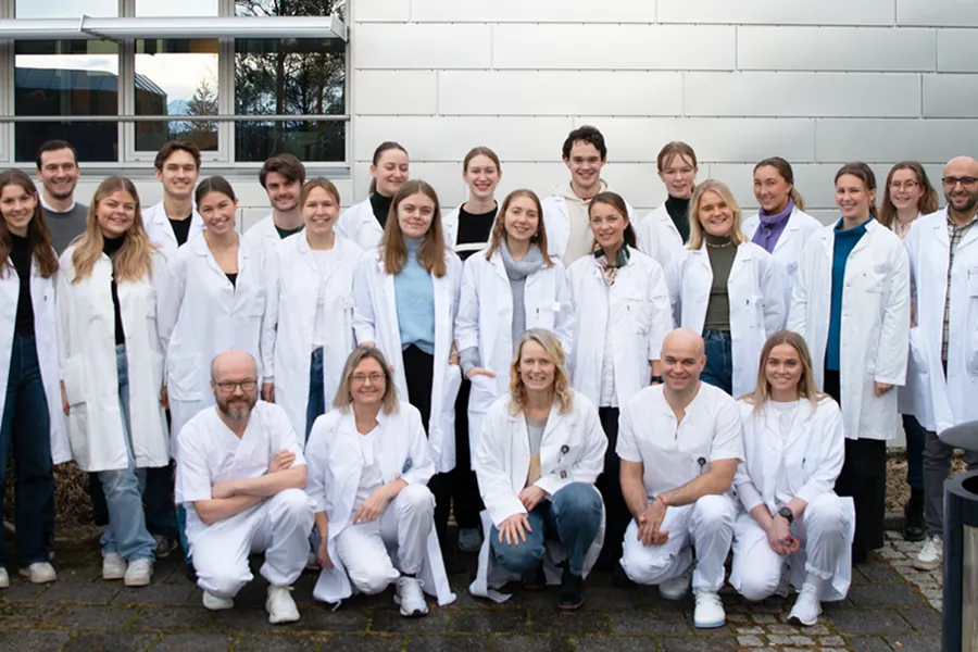 En gruppe mennesker som poserer for et bilde