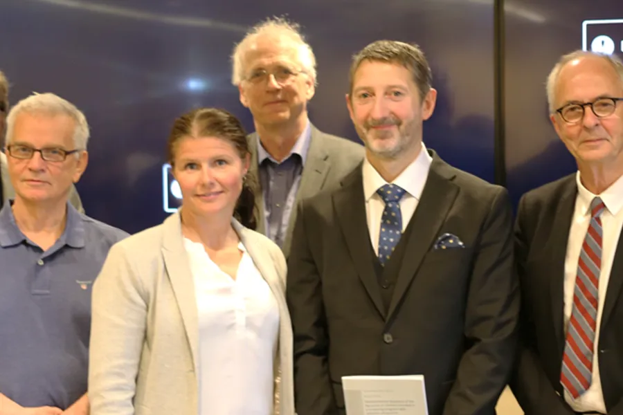 En gruppe mennesker som poserer for et bilde