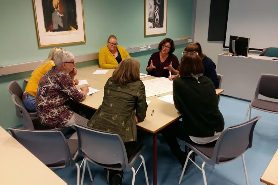 En gruppe mennesker som sitter rundt et bord