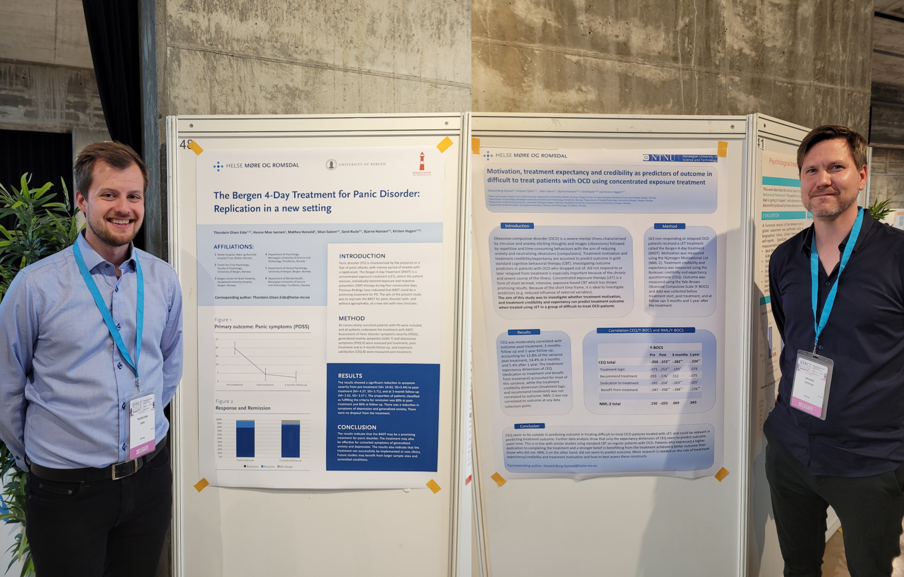 Menn som står ved siden av en stor plakat