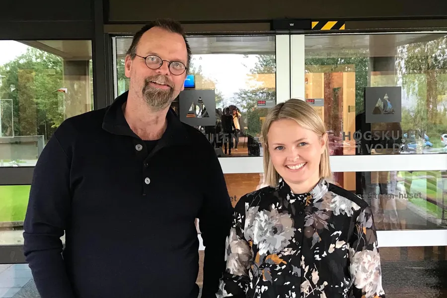 En mann og kvinne som poserer for et bilde