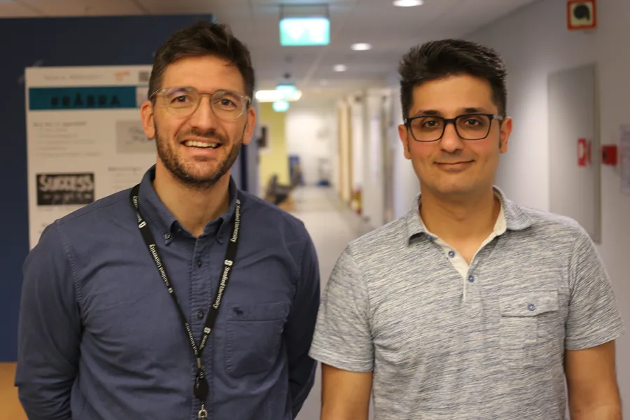 To menn som står sammen