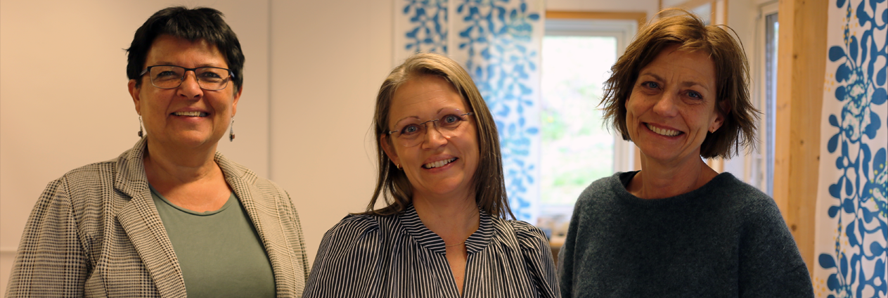 En gruppe mennesker som smiler