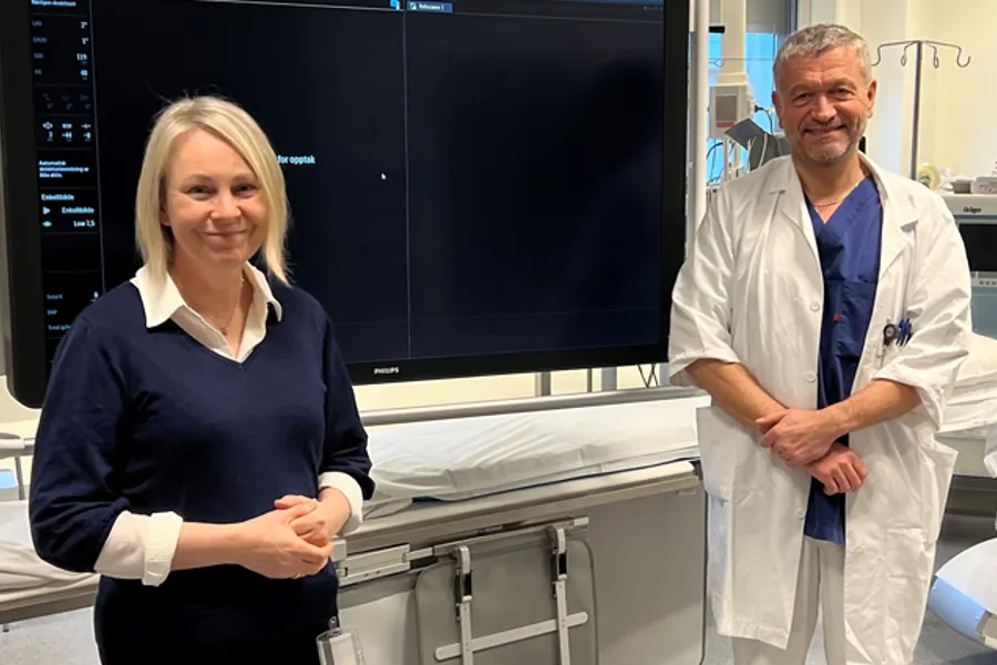 En mann og en kvinne på et sykehusrom