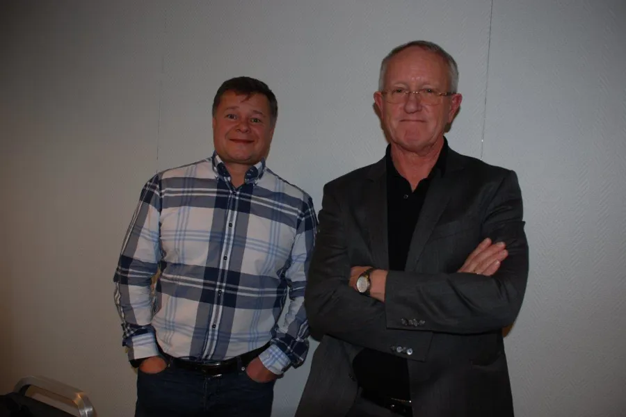 To menn som står sammen