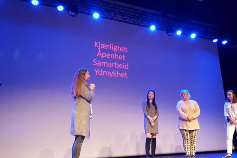 En gruppe kvinner på en scene