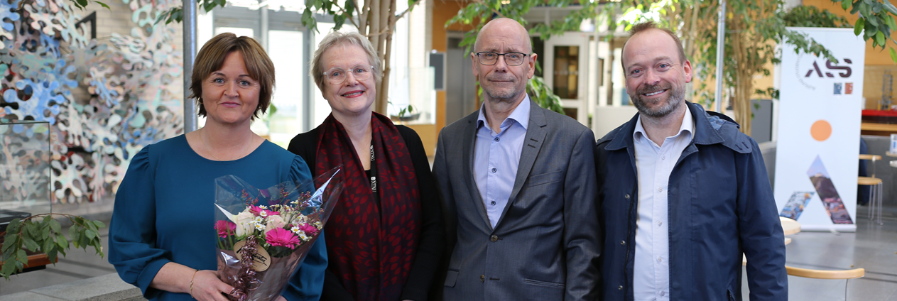 En gruppe mennesker som poserer for et bilde