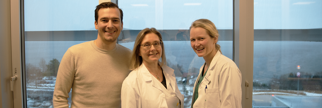 En gruppe mennesker som poserer for et bilde