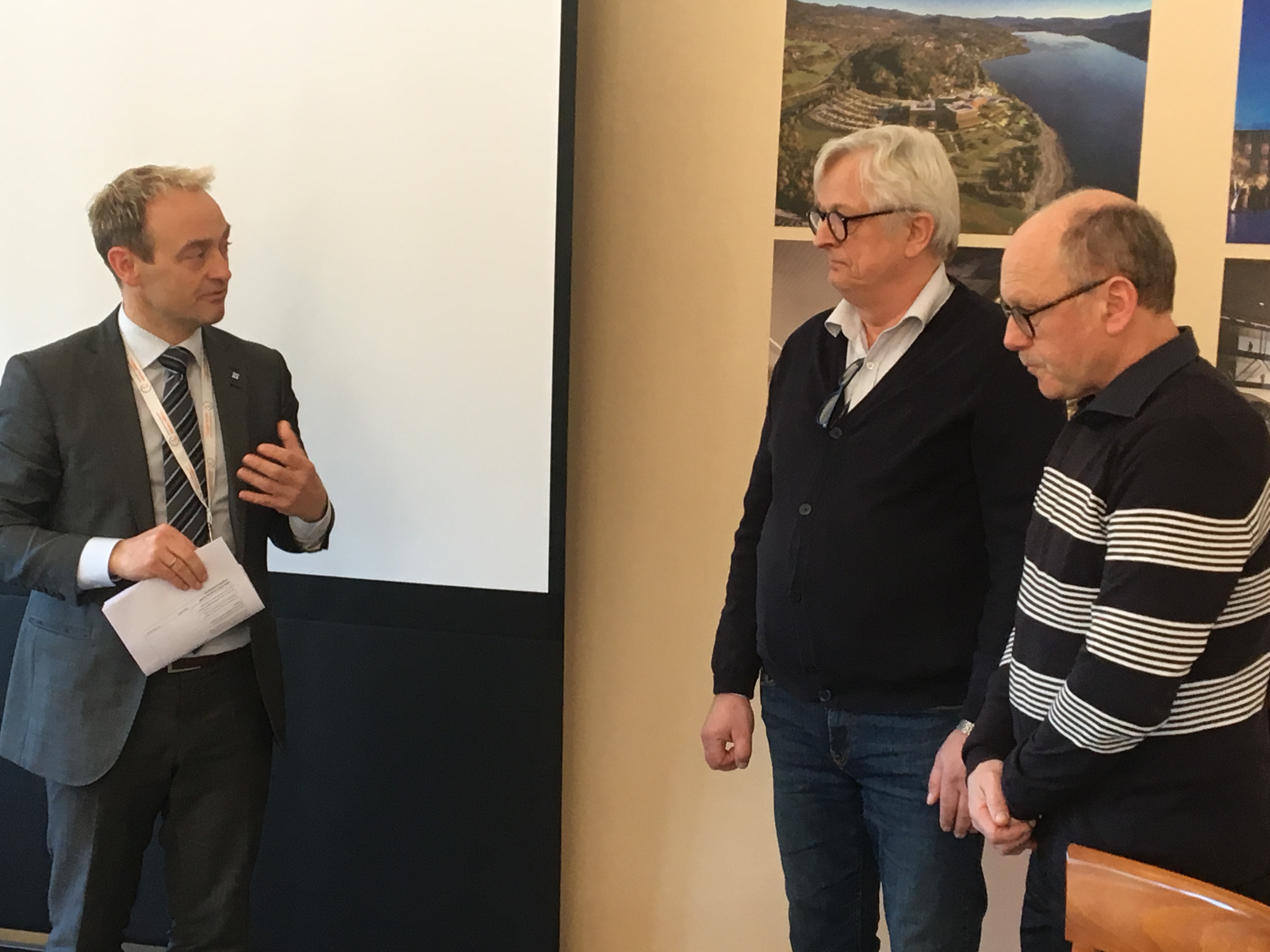 En gruppe menn som snakker