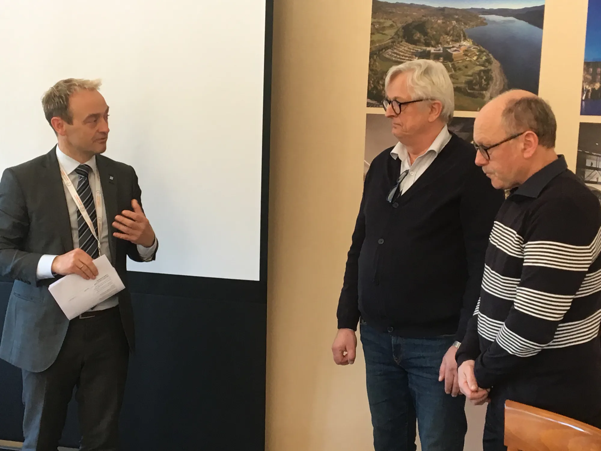 En gruppe menn som snakker