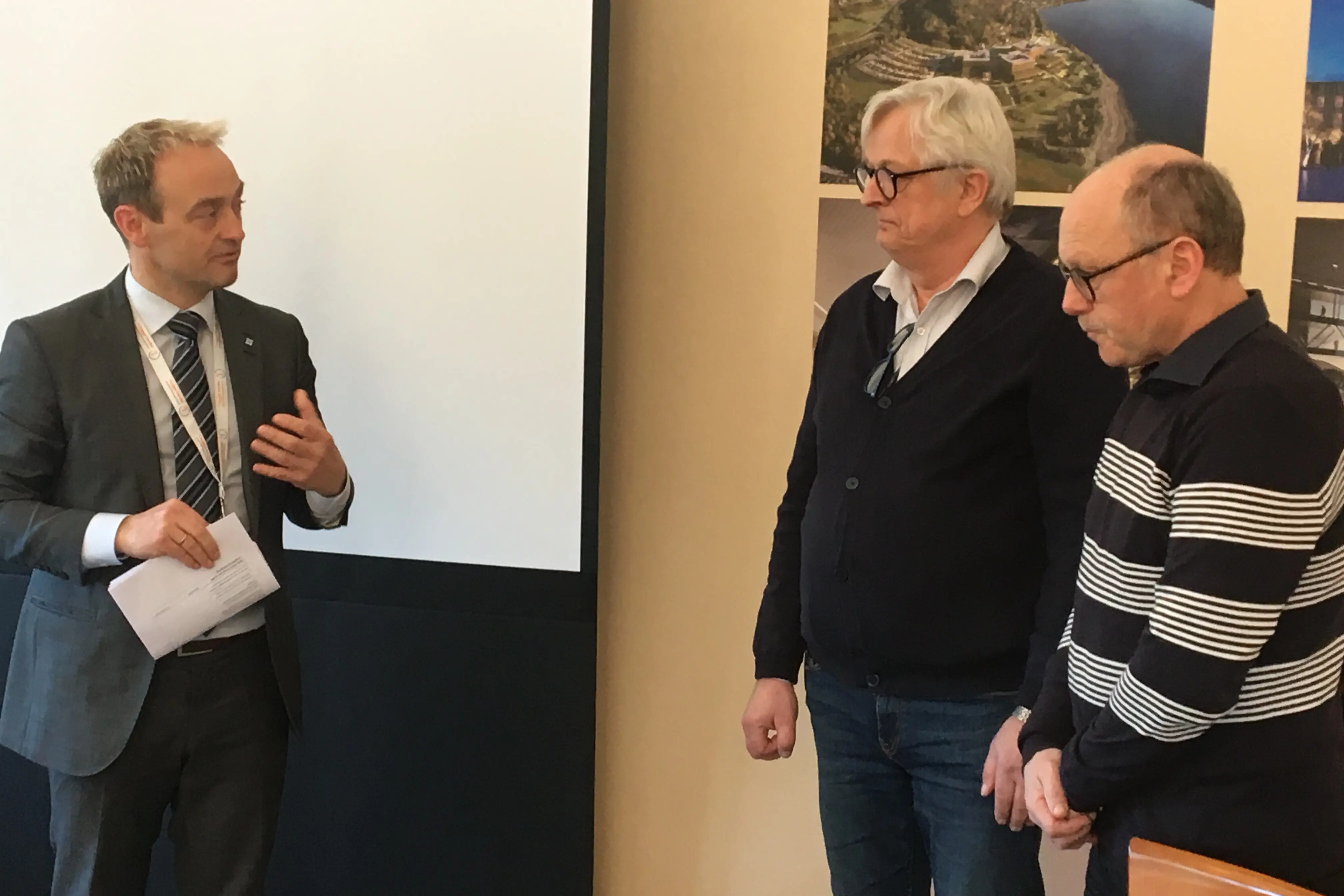 En gruppe menn som snakker