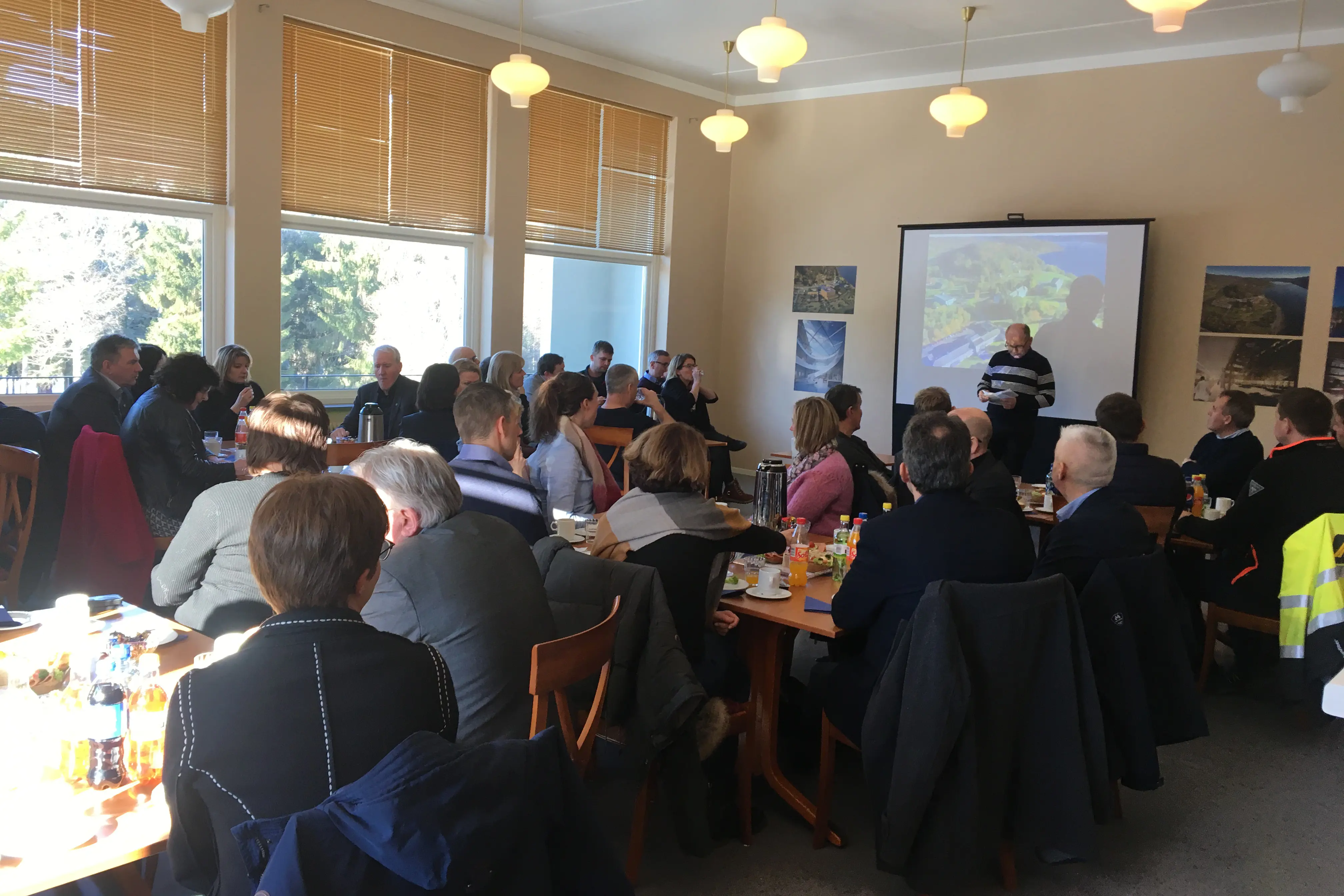 En gruppe mennesker som sitter ved bordene