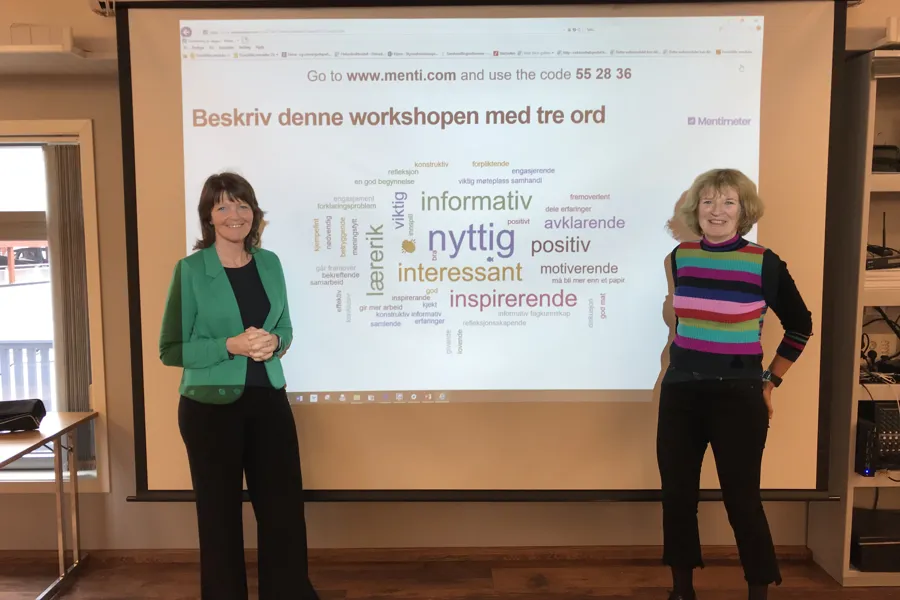 Tanja Alme og Britt Valderhaug Tyrholm med resultatet av hva deltakarane sin vurdering av workshopen