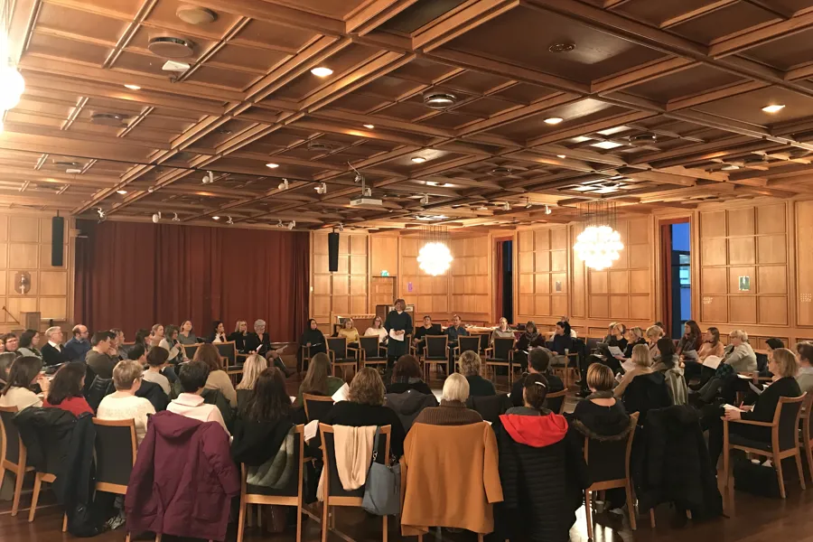 En gruppe mennesker som sitter i et rom