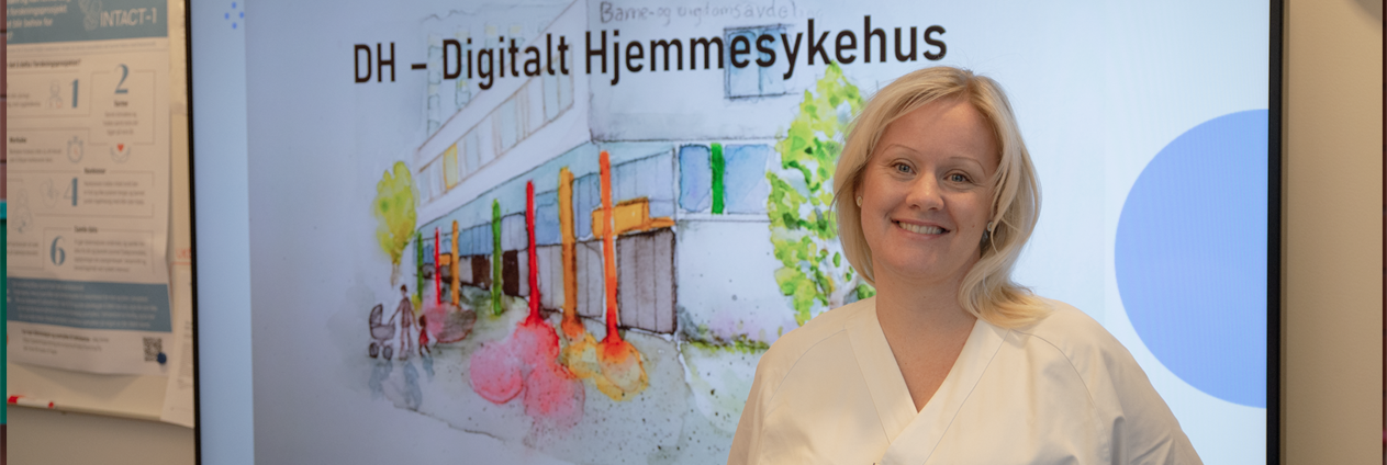 En kvinne som smiler foran et maleri